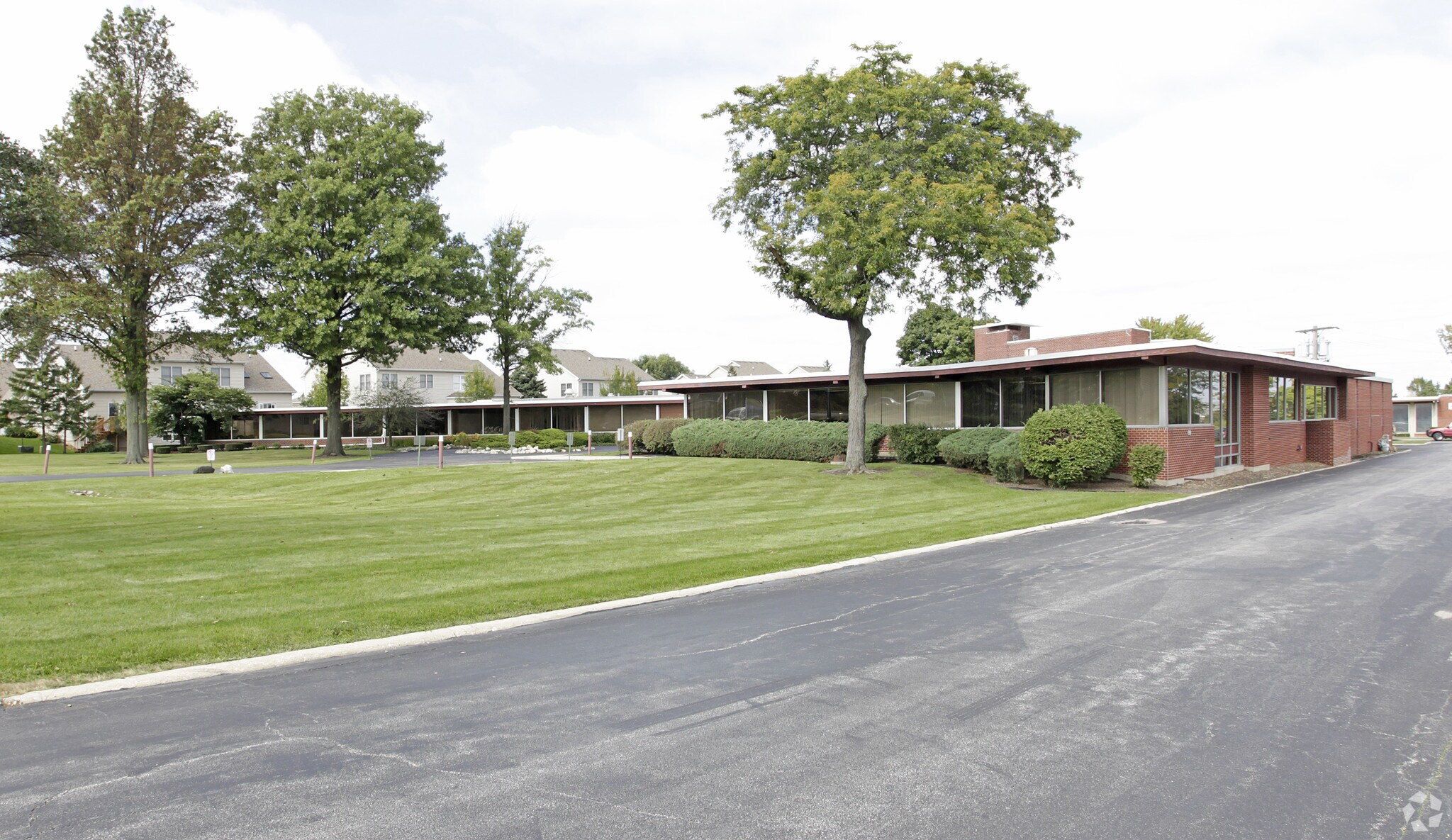 Office in Carol Stream, IL for sale Primary Photo- Image 1 of 1