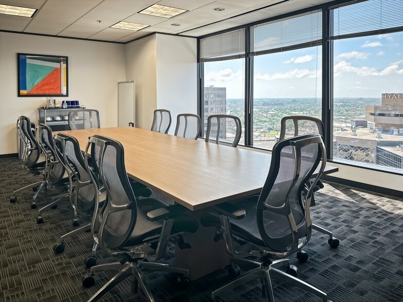 1100 Poydras St, New Orleans, LA for lease - Interior Photo - Image 2 of 60