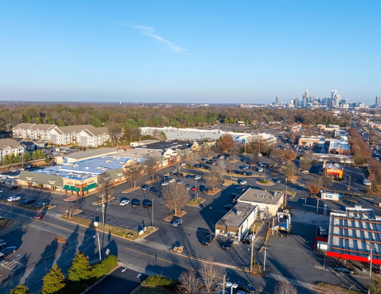 3400-3500 Wilkinson Blvd, Charlotte, NC for lease - Building Photo - Image 2 of 6