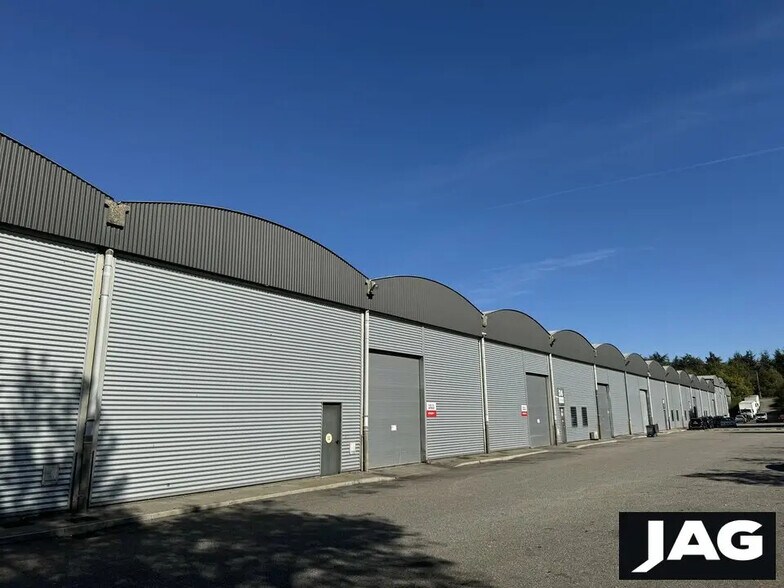 Flex in Saint-Priest for lease - Building Photo - Image 1 of 6