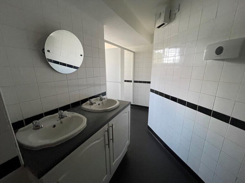 9 Market Pl, Pontefract for lease - Building Photo - Image 3 of 11