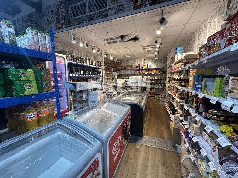 Retail in Lyon for lease - Interior Photo - Image 2 of 3