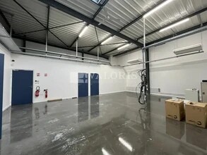 Flex in Pommiers for lease Interior Photo- Image 2 of 5