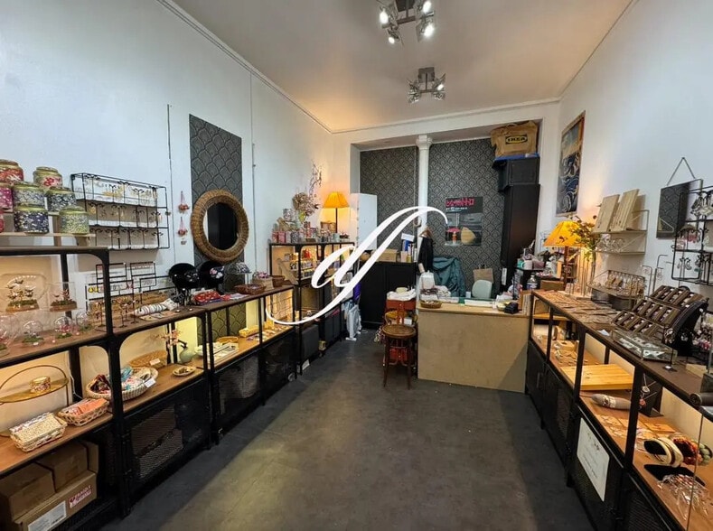 Retail in Paris for lease - Building Photo - Image 3 of 3