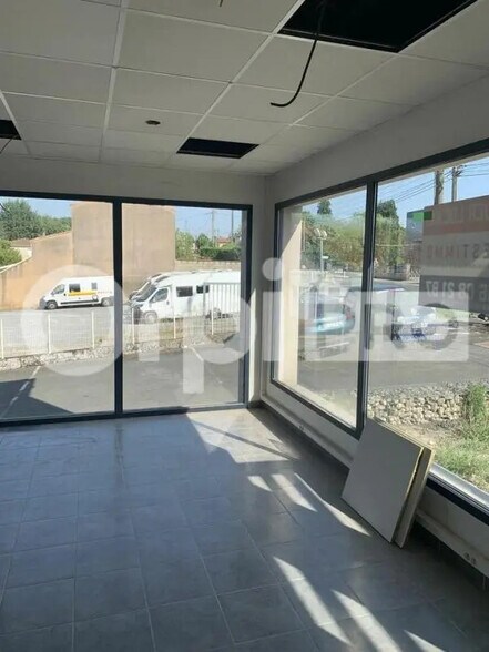 Retail in Eysines for lease - Interior Photo - Image 3 of 5