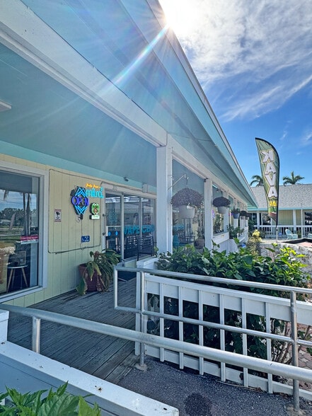 16681 Mcgregor Blvd, Fort Myers, FL for lease - Building Photo - Image 3 of 9