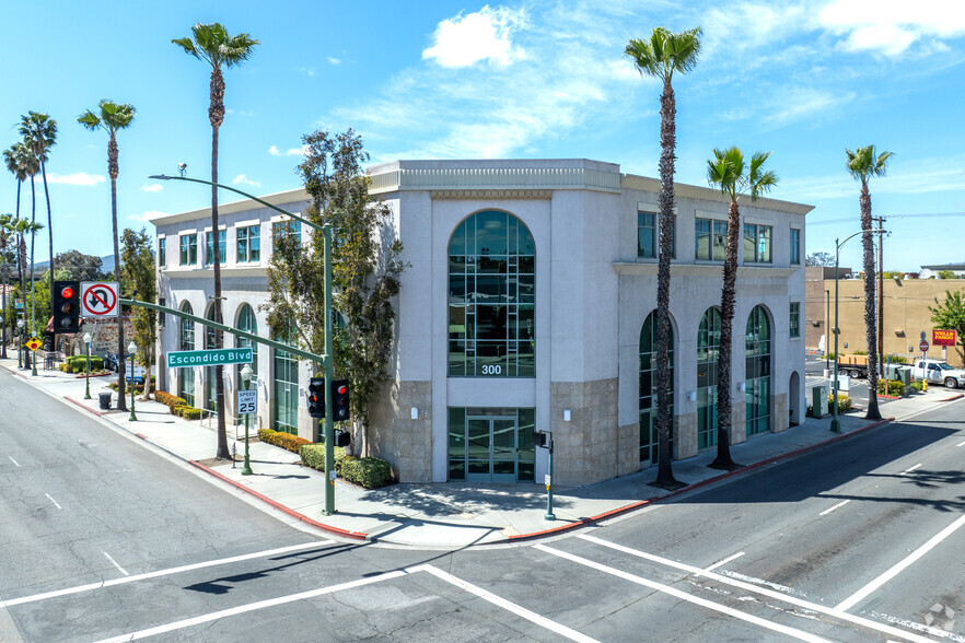 300 W Grand Ave, Escondido, CA for lease - Building Photo - Image 1 of 7