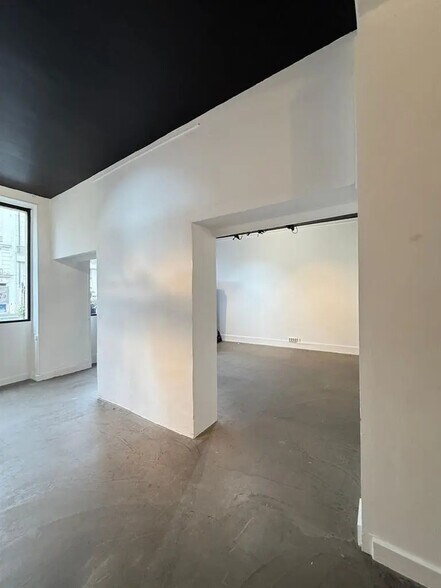 Retail in Boulogne-Billancourt for lease - Interior Photo - Image 2 of 3