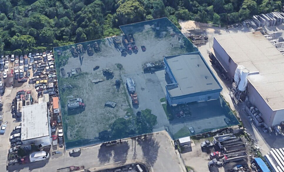 702 Cord Ave, Lindenhurst, NY for sale - Primary Photo - Image 1 of 1