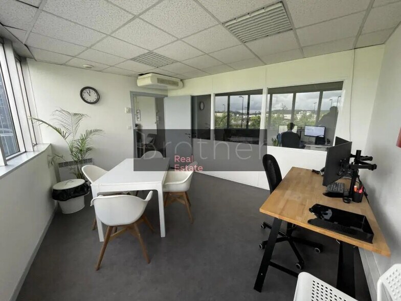 Office in Bordeaux for lease - Interior Photo - Image 1 of 3