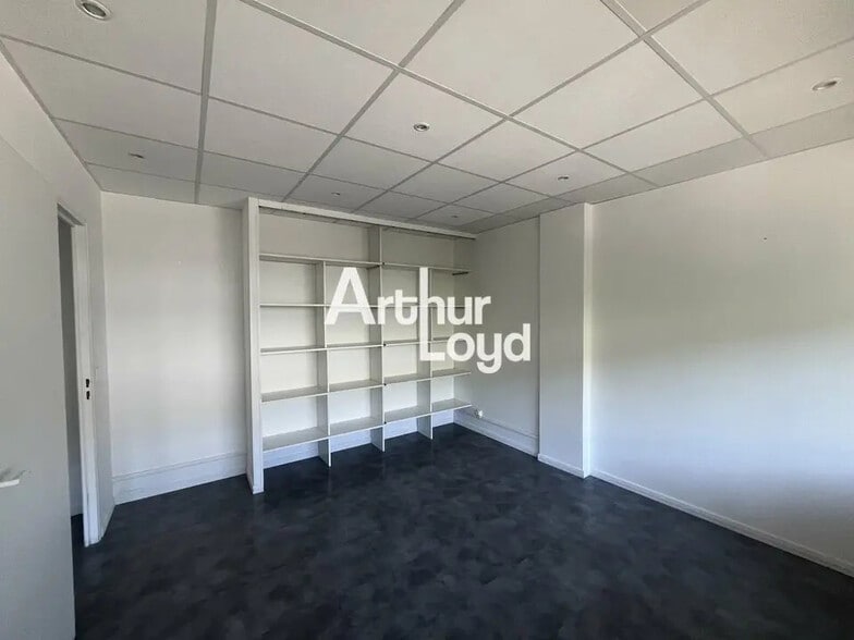 Office in Saint-Laurent-du-Var for lease - Interior Photo - Image 2 of 5