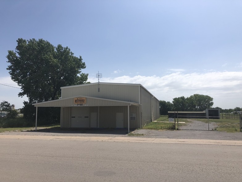 2102 SW 3rd St, Lawton, OK for sale - Primary Photo - Image 1 of 30