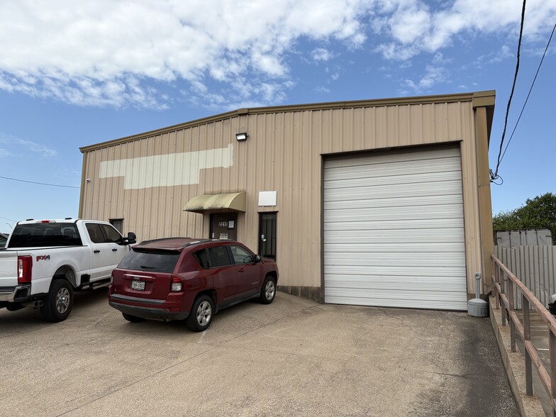 2215 Solona St, Haltom City, TX for sale - Building Photo - Image 1 of 6