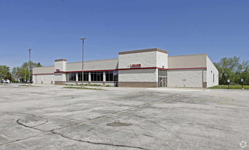 630 E Wisconsin Ave, Oconomowoc, WI for sale - Primary Photo - Image 1 of 1