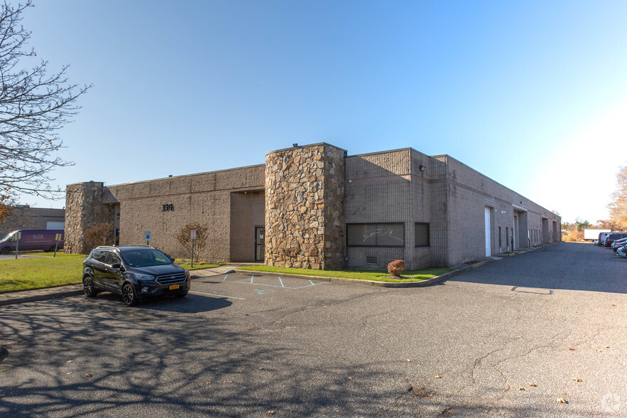 390 Knickerbocker Ave, Bohemia, NY for lease - Building Photo - Image 3 of 5