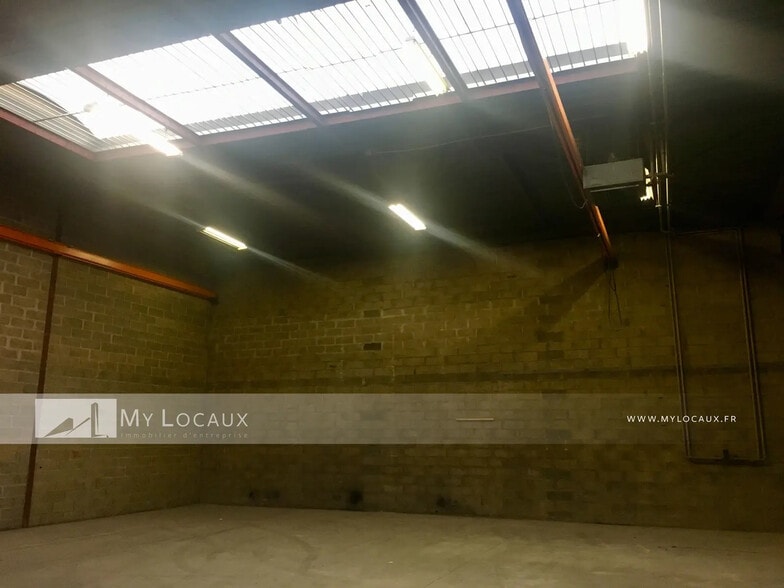 Flex in Sartrouville for lease - Interior Photo - Image 3 of 6