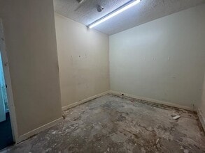 43 Market St, Hyde for lease Interior Photo- Image 1 of 3