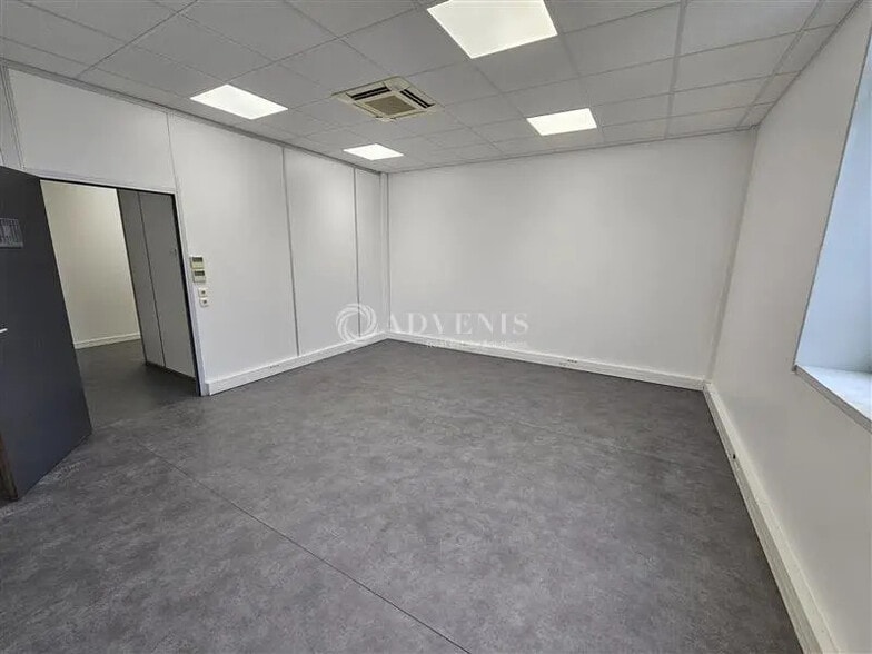 Office in Pantin for lease - Building Photo - Image 1 of 11
