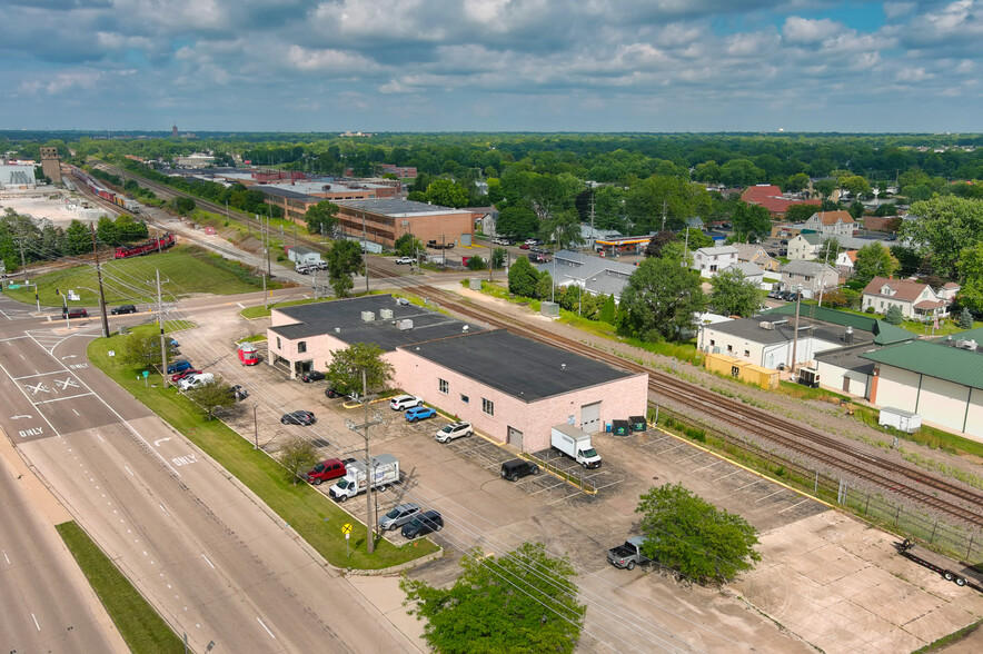 111 S Lake St, Montgomery, IL for sale - Building Photo - Image 1 of 79