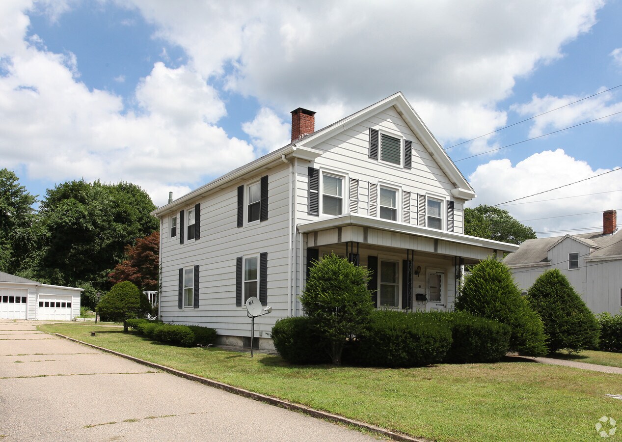 31 Liberty St, Pawcatuck, CT 06379