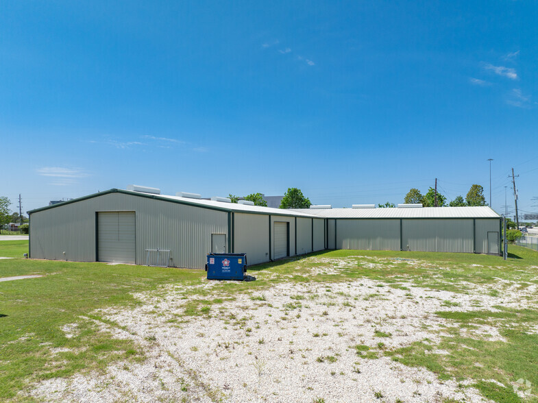 2225 N Sam Houston Pkwy W, Houston, TX for lease - Building Photo - Image 2 of 6