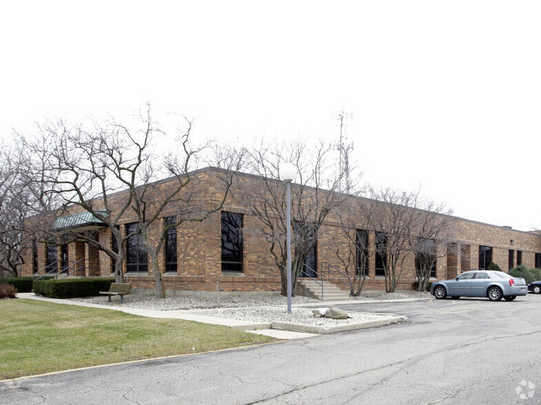 2711-2755 Curtiss St, Downers Grove, IL for lease - Primary Photo - Image 1 of 3