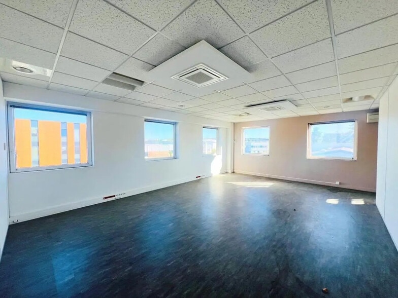 Office in Plaisir for lease - Interior Photo - Image 1 of 11