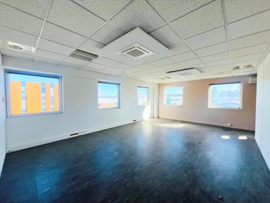 Office in Plaisir for lease Interior Photo- Image 1 of 12