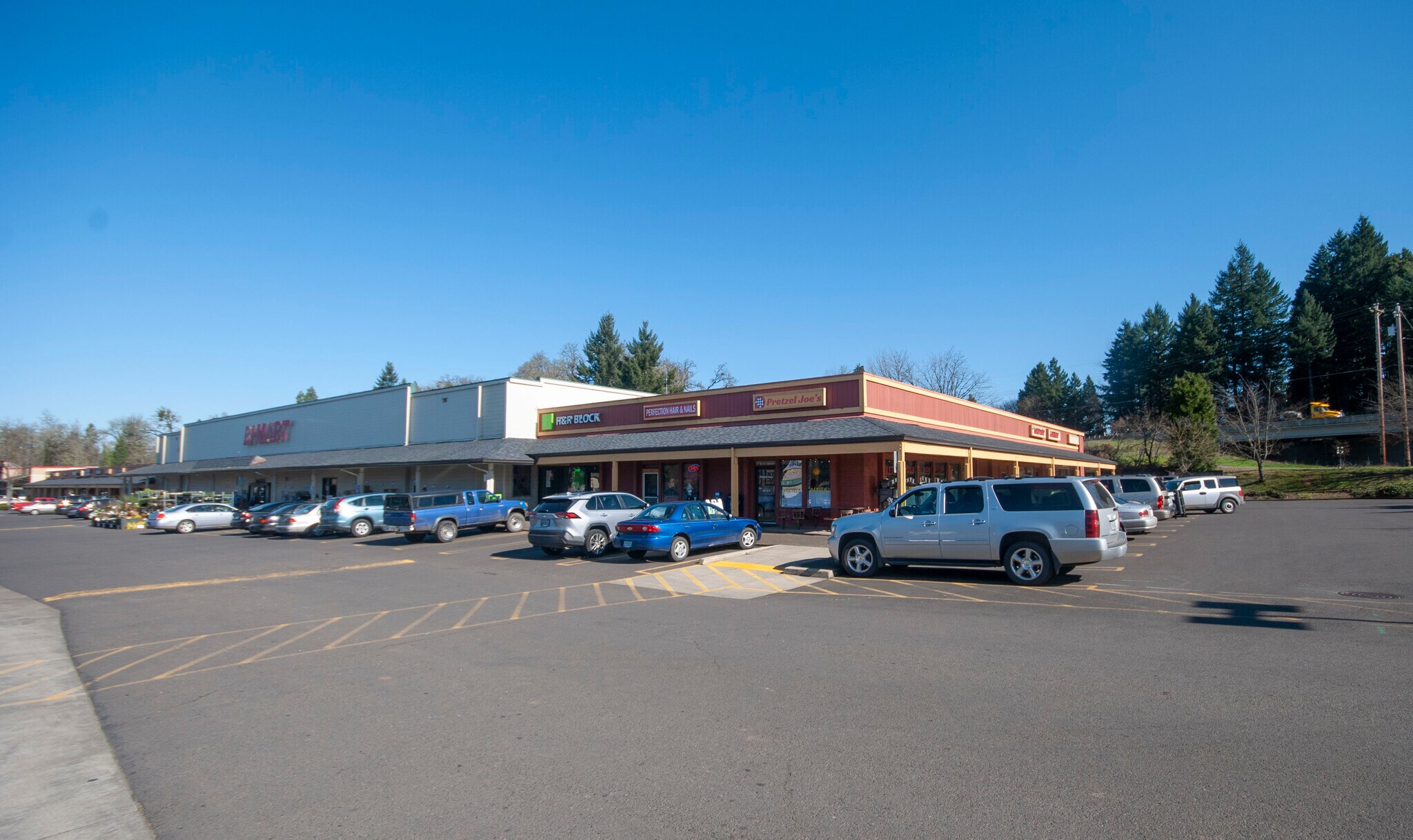 100 Gateway Blvd, Cottage Grove, OR 97424 Gateway Plaza