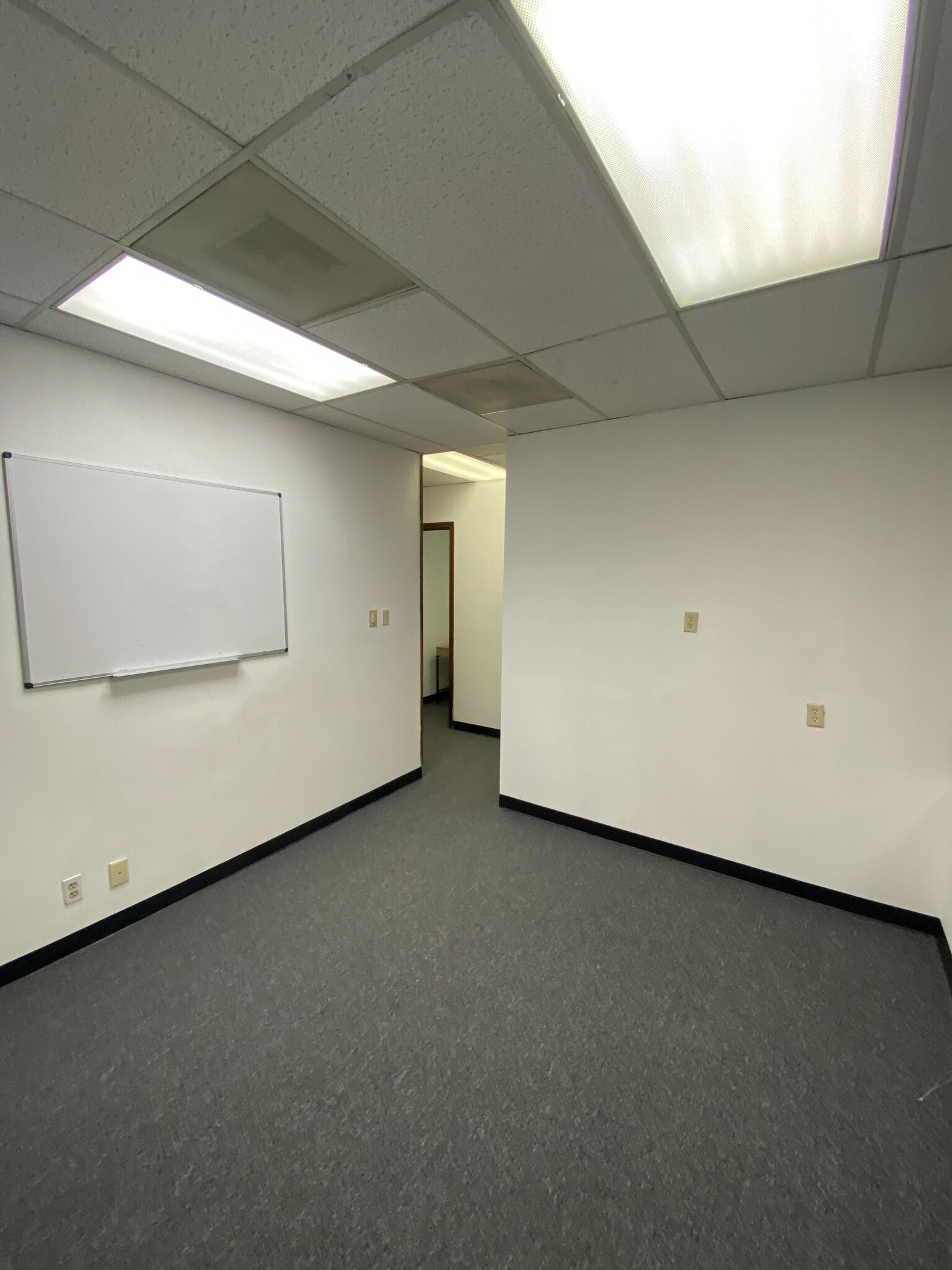 7598 N Mesa St, El Paso, TX for lease Interior Photo- Image 1 of 4