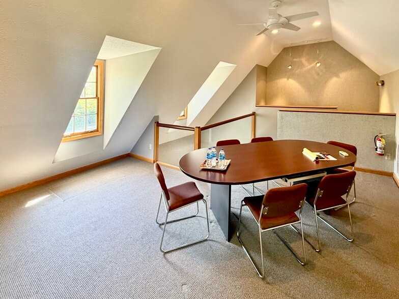 255 Park Pl, Chagrin Falls, OH for lease - Building Photo - Image 2 of 10