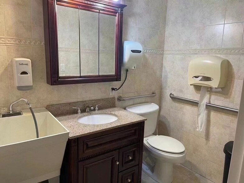 19906 47th Ave, Flushing, NY for lease - Building Photo - Image 3 of 8