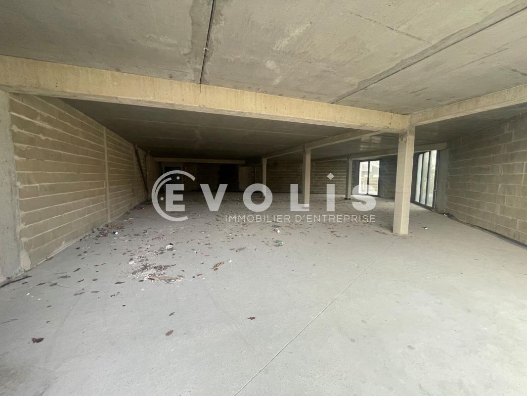 Retail in Biganos for lease Building Photo- Image 1 of 14