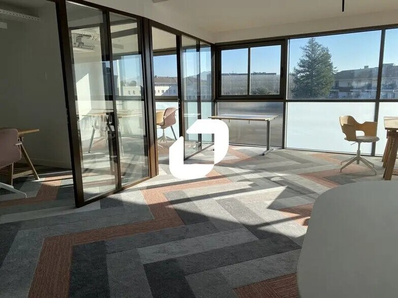 Office in Talence for lease - Building Photo - Image 1 of 14