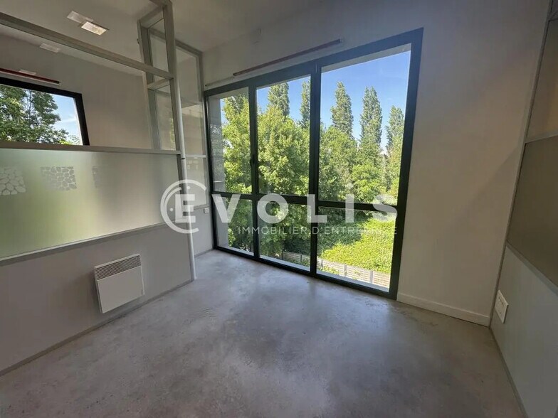 Office in Amiens for lease - Interior Photo - Image 3 of 6
