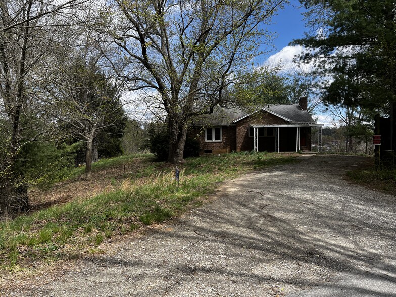 19 Westmont Rd, Candler, NC for sale - Building Photo - Image 3 of 3