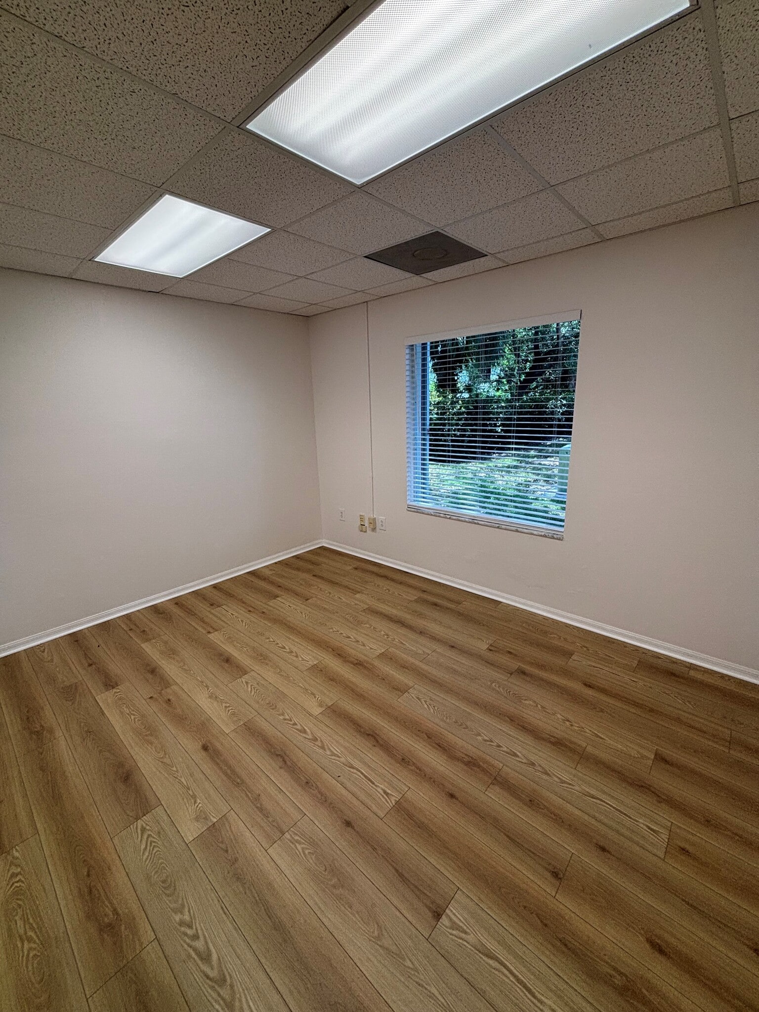 8931 Conference Dr, Fort Myers, FL for lease Interior Photo- Image 1 of 5