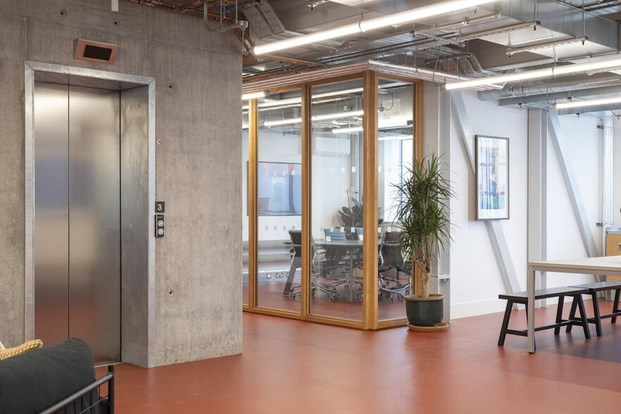 Hollybush Gdns, London for lease - Interior Photo - Image 2 of 16