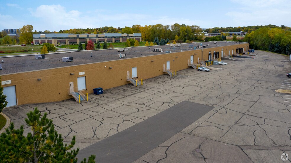 2945 Lone Oak Dr, Eagan, MN for lease - Building Photo - Image 2 of 11