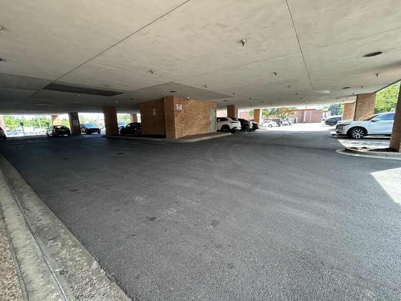 8831-8833 Gross Point Rd, Skokie, IL for lease - Building Photo - Image 3 of 19