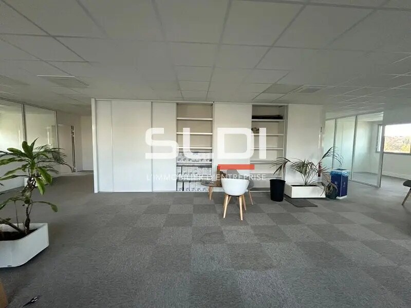 Office in Dardilly for lease Building Photo- Image 1 of 14