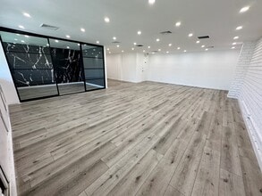 291 S La Cienega Blvd, Beverly Hills, CA for lease Lobby- Image 2 of 3