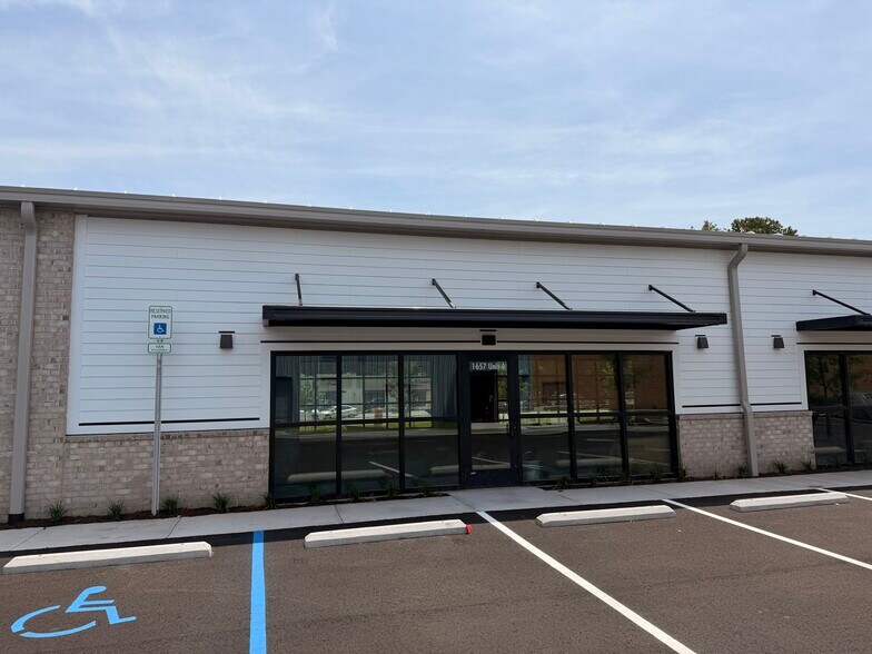 1657 Ashley Hall Rd, Charleston, SC for lease - Building Photo - Image 2 of 12