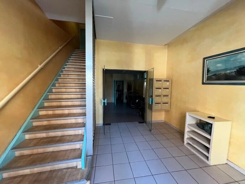 Office in La Madeleine for lease - Lobby - Image 3 of 8