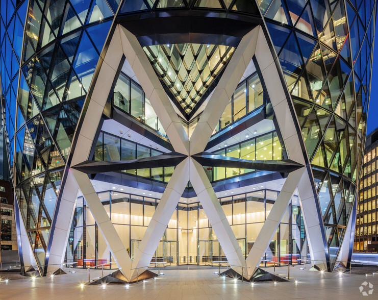 30 St Mary Axe, London for lease - Lobby - Image 3 of 14