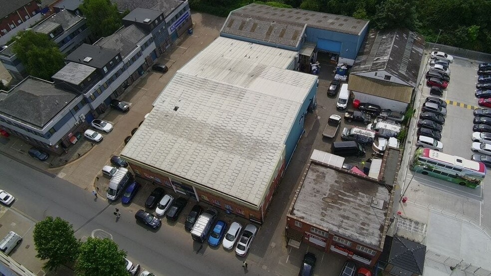 30 Commerce Rd, Brentford for lease - Building Photo - Image 3 of 15