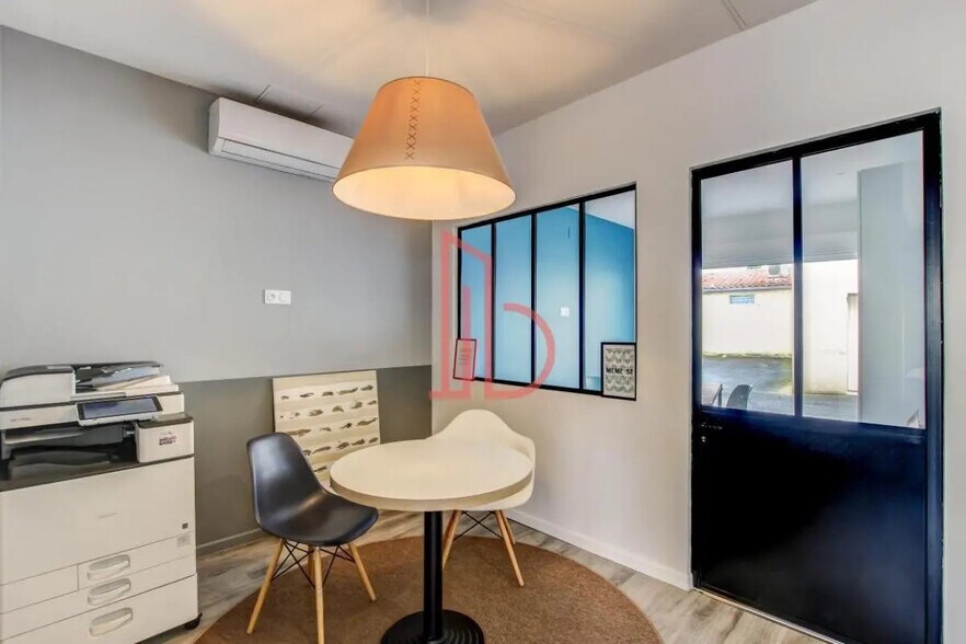 Office in Bordeaux for lease - Interior Photo - Image 3 of 6