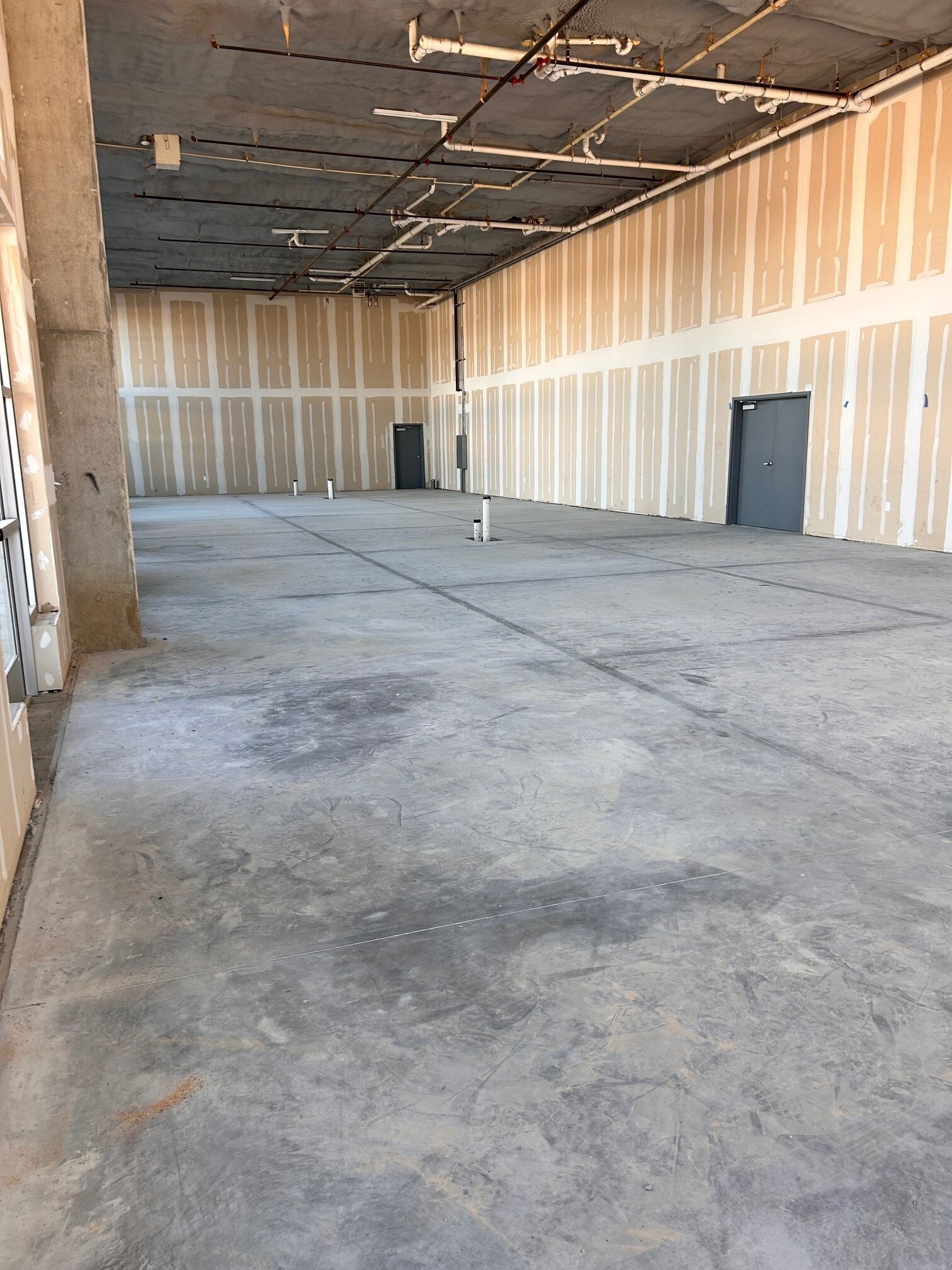 100 E Main St, Lewisville, TX for lease Interior Photo- Image 1 of 14