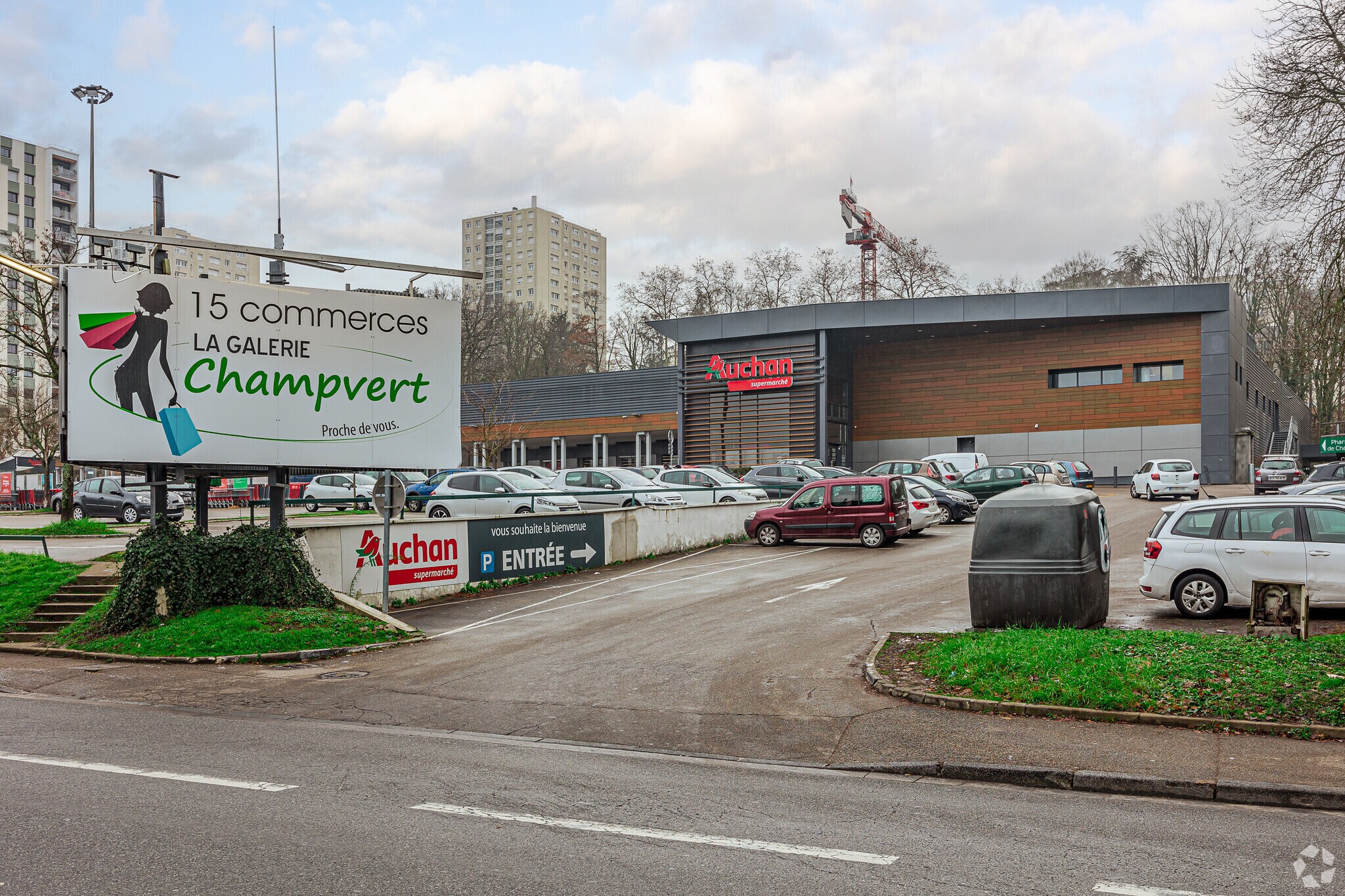 Retail in Lyon for lease Primary Photo- Image 1 of 3