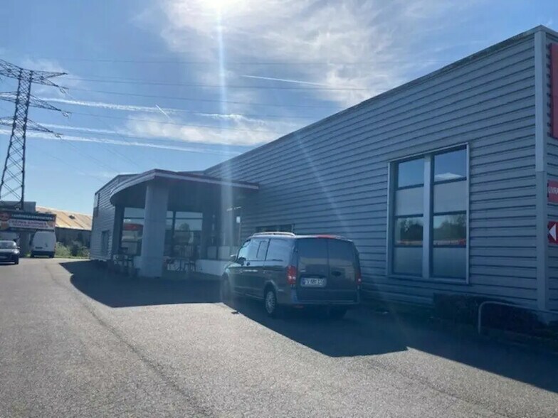 Retail in Quimper for lease - Building Photo - Image 2 of 4